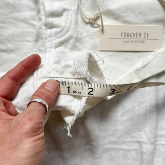 Forever 21 NWT White Concert Shorts Mid-Rise Slim Fit Cotton women's Size W28 - Picture 10 of 10